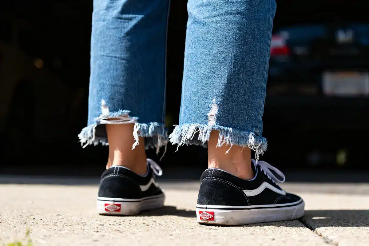 Cropped Frayed Jeans: How to Style and Wear Them Perfectly